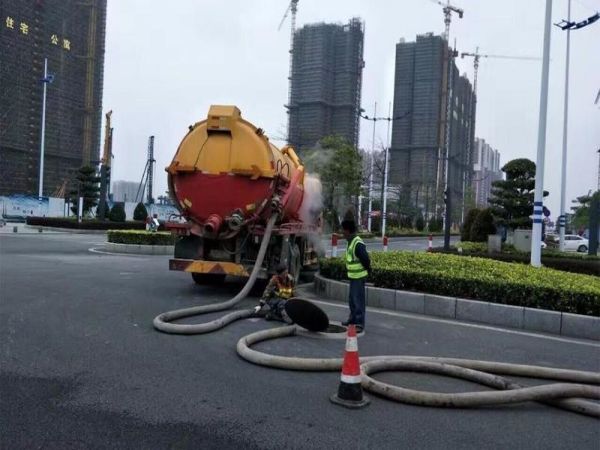 节前为居民疏通下水（疏通厕所下水道）